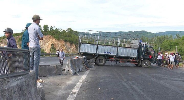 Xe tải đổ đèo gây tai nạn liên hoàn ở Phú Yên, người phụ nữ chết thảm