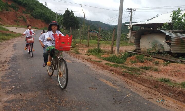 Học sinh đội mưa đi khai giảng năm học mới ở Đắk Nông