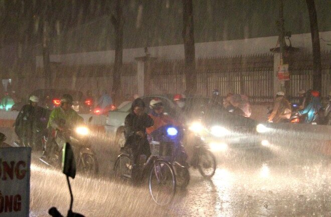 Sài Gòn mưa như trút nước, một học sinh thiệt mạng