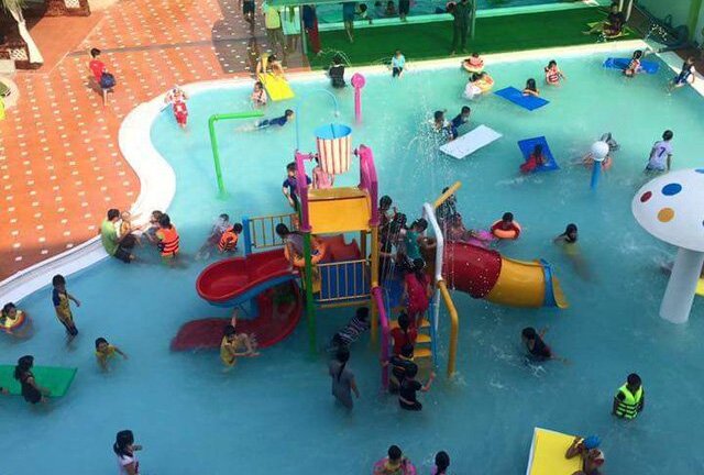 Hồ bơi đông nghịt nhưng không ai biết cháu bé 9 tuổi chết đuối