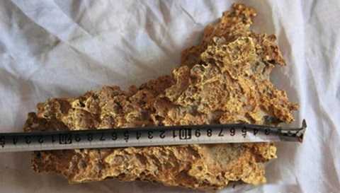 Xôn xao tin người phụ nữ nhặt được túi vàng hơn 400 triệu đồng sau vườn nhà