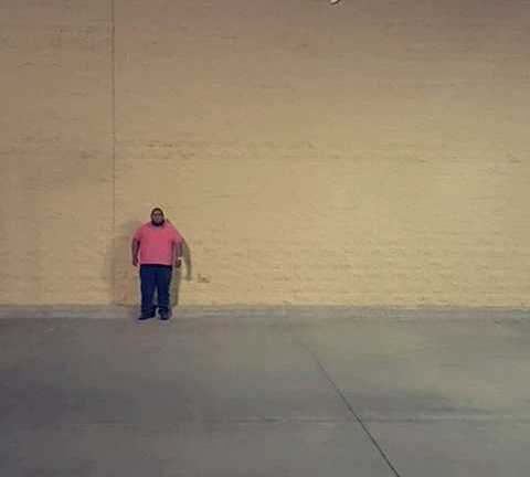 Nam thanh niên 'há mồm' đợi biển hiệu siêu thị rơi để đòi bồi thường