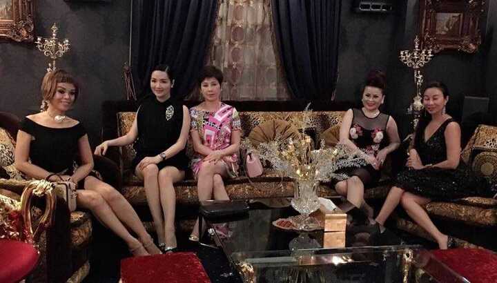 Hé lộ không gian lộng lẫy bên trong biệt thự dát vàng của nhà chồng Hà Tăng