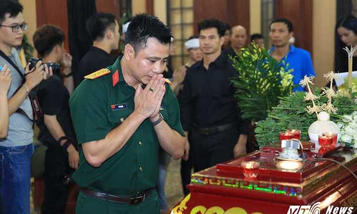 Xuân Bắc, Tự Long, Công Lý rưng rưng tiễn biệt 'lão Quềnh' Hán Văn Tình