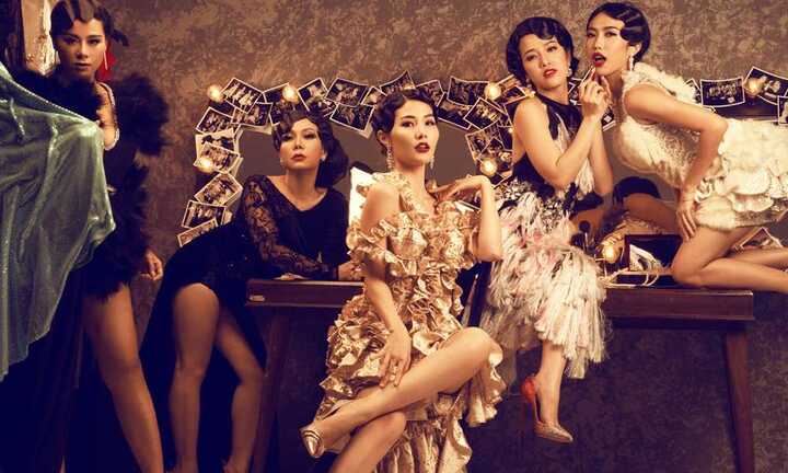 Việt Hương lả lướt khoe chân thon, đọ vẻ gợi cảm với Diễm My 9X