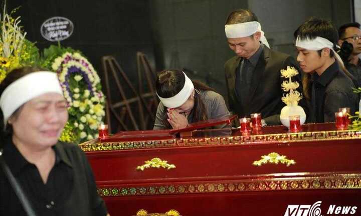 Gia đình khóc ngất bên linh cữu nghệ sĩ Phạm Bằng