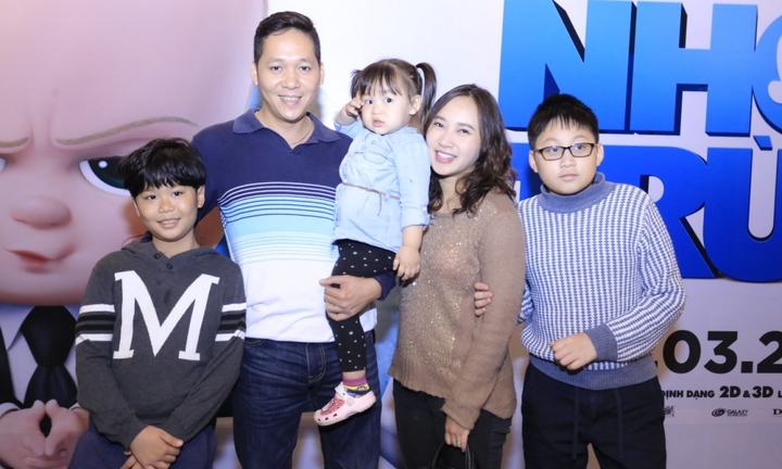 'Họa mi' Khánh Linh khoe ông xã và các con kháu khỉnh