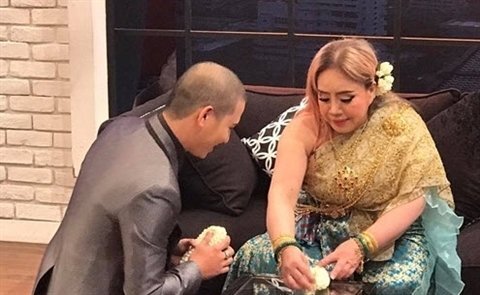 Chồng thứ 9 của nữ đại gia đòi 'yêu' 28 lần/ngày bất ngờ quay về quỳ gối xin lỗi