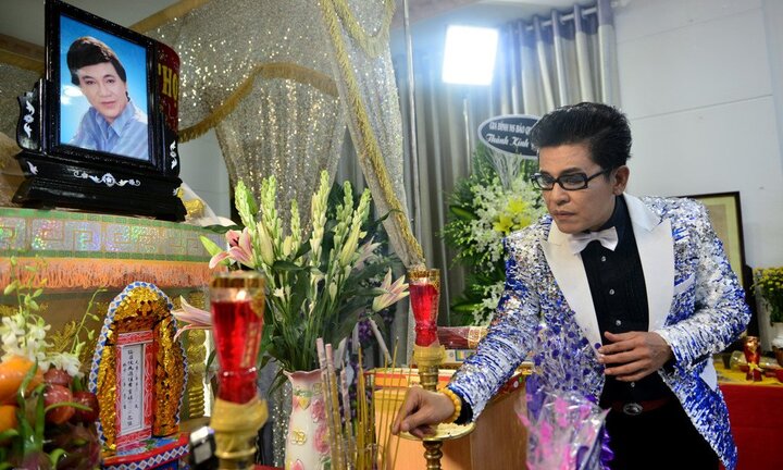 Nghệ sĩ Việt đến viếng NSƯT Thanh Sang