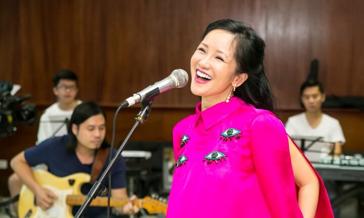 Hồng Nhung tươi tắn tập luyện cho liveshow 'Tuổi thơ tôi'