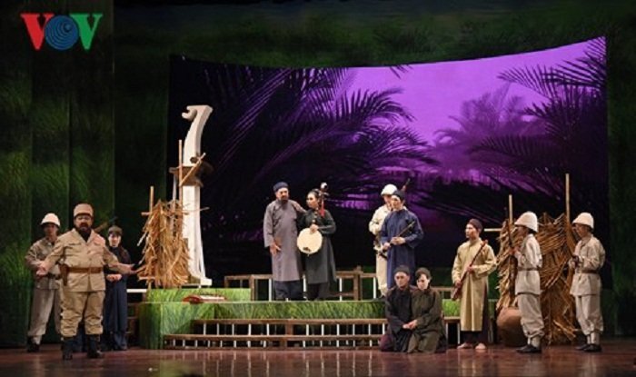 Khán giả đội mưa gió đi xem 'Thầy Ba Đợi'