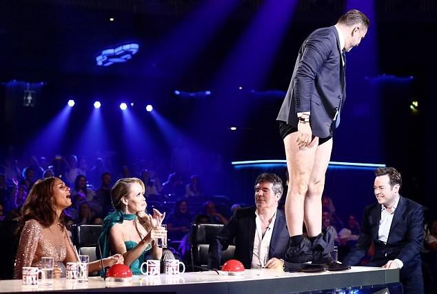 Giám khảo Britain's Got Talent tụt quần trêu đồng nghiệp trên sóng trực tiếp