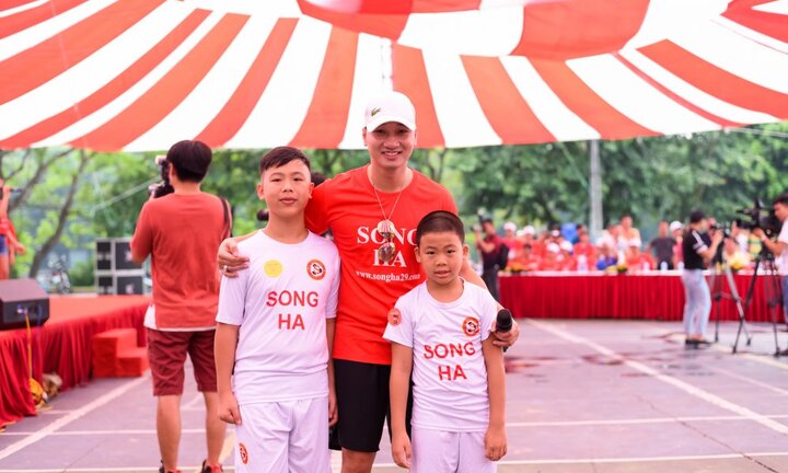 MC Thành Trung cùng hàng trăm em nhỏ tham gia Ngày hội bóng đá