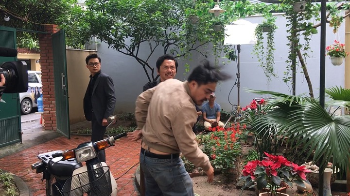 Hậu trường phim 'Về nhà đi con': Huệ nhiệt tình cổ vũ bố đánh Khải