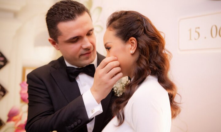 Chồng Tây ân cần lau nước mắt cho Phương Mai trong lễ rước dâu