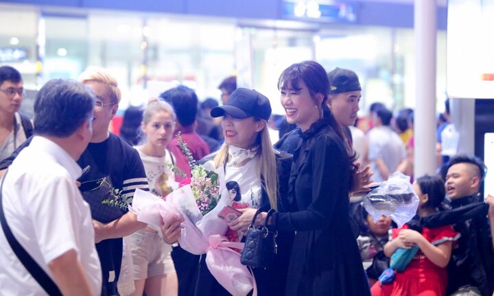 Vợ chồng Trấn Thành ra sân bay đón diva Hàn Quốc