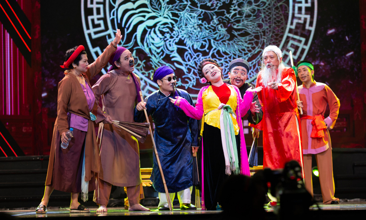 Vượng Râu đưa chi tiết bé gái bị nựng trong thang máy vào liveshow