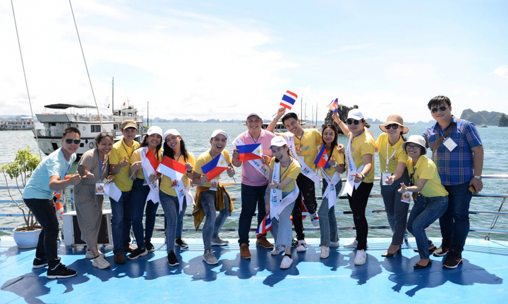 Thí sinh cuộc thi 'Tiếng hát ASEAN+3' ngỡ ngàng trước vẻ đẹp Vịnh Hạ Long