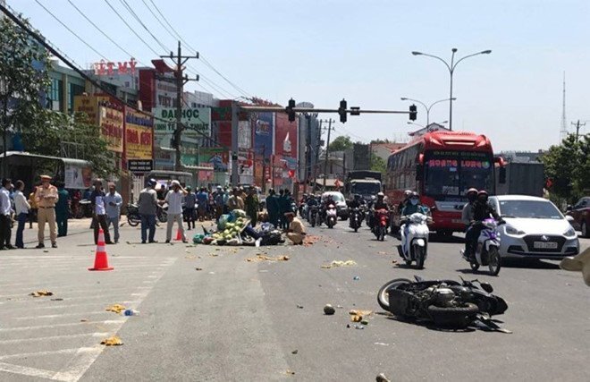Khởi tố tài xế xe khách vượt đèn đỏ, tông hàng loạt xe máy