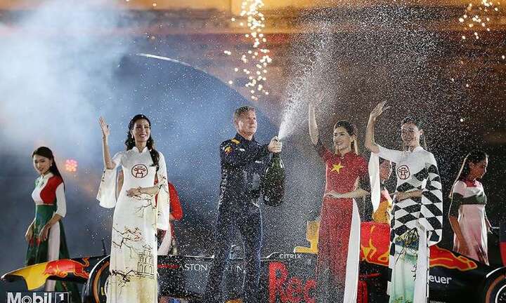 NTK Đỗ Trịnh Hoài Nam trình diễn bộ sưu tập áo dài bên siêu xe F1