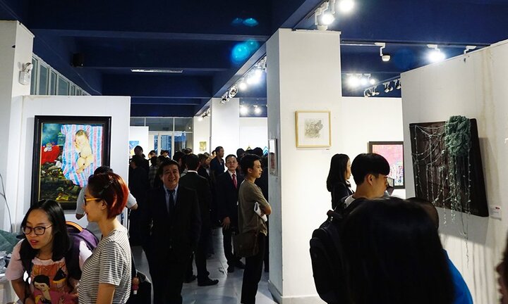 Hơn 100 tác phẩm nghệ thuật của giảng viên Việt Nam, Thái Lan thu hút đông đảo sinh viên quan tâm