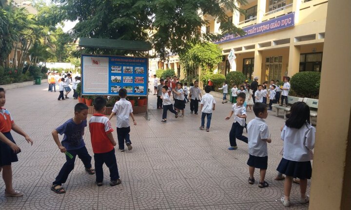 Mẹ cô giáo phạt học sinh 50 cái tát: Con gái tôi hiền lành, ngoan ngoãn