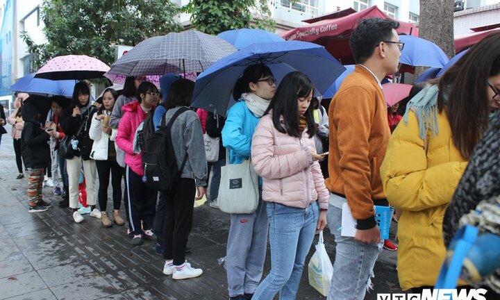 Nhà văn Nguyễn Nhật Ánh ký tặng sách: Các bạn trẻ đội mưa rét, đợi từ 5h sáng