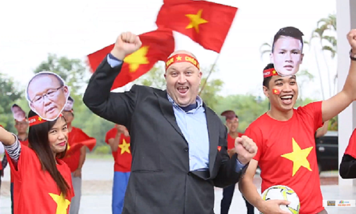 Giảng viên, sinh viên FPT làm clip cổ vũ tuyển Việt Nam chiến thắng 'gây sốt' dân mạng