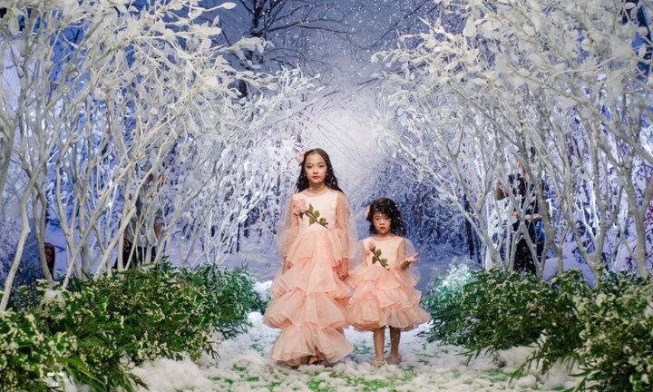 Ngắm dàn mẫu nhí siêu đáng yêu trình diễn thời trang trên khu vườn tuyết trắng