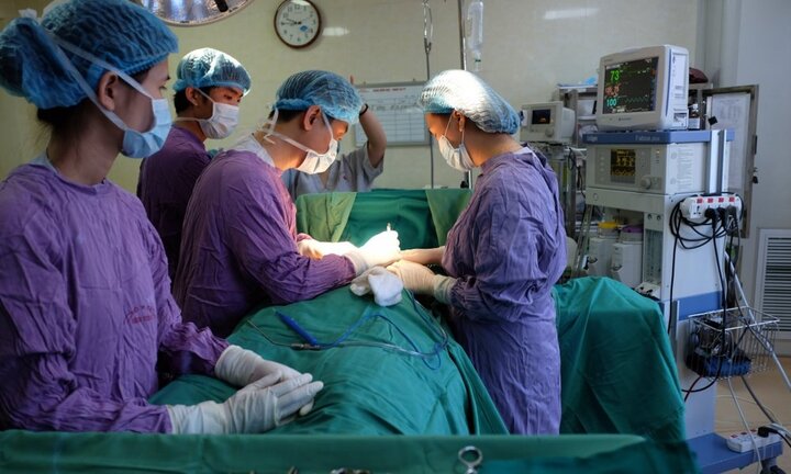 Bơm silicon độn mông không rõ nguồn gốc, nữ bệnh nhân gặp biến chứng nguy hiểm