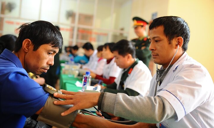 Quà Tết đến với bà con vùng khó Mường Nhé, Điện Biên