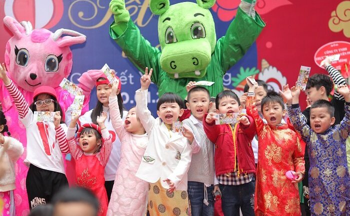 Học sinh mầm non Hà thành đón 'Tết đoàn viên', bán tranh ủng hộ trẻ em ung thư