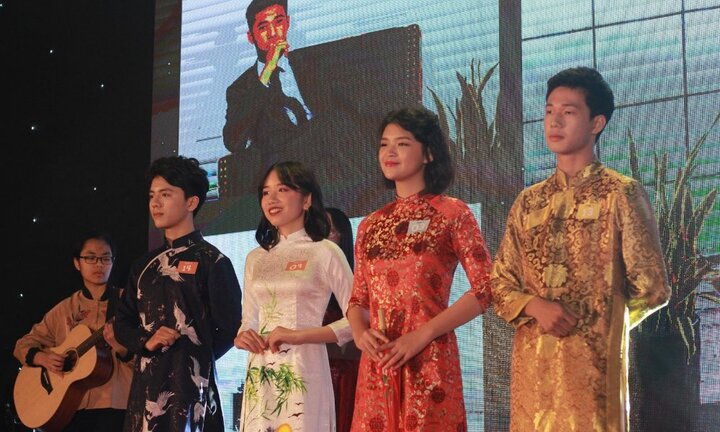 Hàng nghìn học sinh Hà thành hào hứng trong đêm tranh tài khoe sắc 'Fiesta A Cielo'