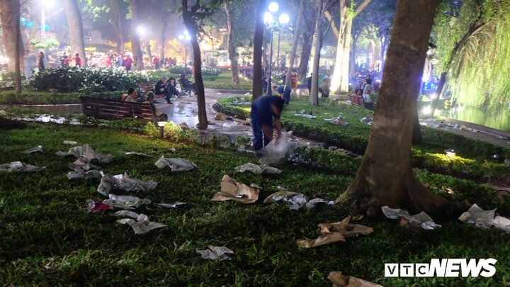 Hồ Hoàn Kiếm ngập rác thải, nhân viên vệ sinh môi trường còng lưng làm không hết việc đêm Giao thừa