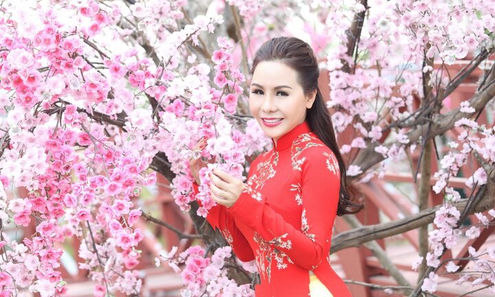 Nữ hoàng doanh nhân Kim Chi rực rỡ trong tà áo dài đón Tết Kỷ Hợi 2019