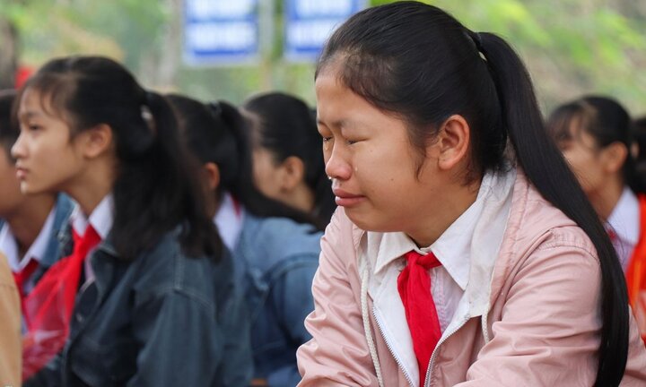 Buổi học đầu năm đẫm nước mắt ở ngôi trường có 6 học sinh thiệt mạng do đuối nước