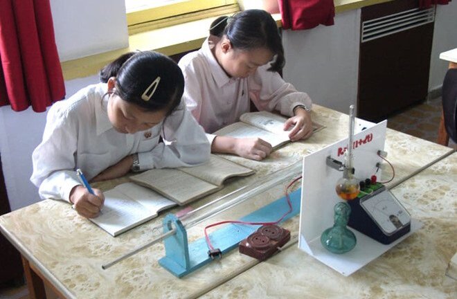Trường ở Triều Tiên dạy học sinh những gì?