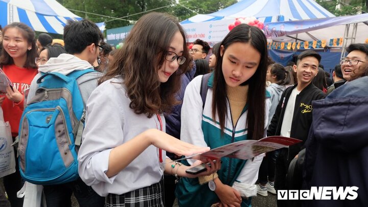 Ảnh: Hàng ngàn học sinh về Hà Nội dự ngày hội tư vấn tuyển sinh đại học, cao đẳng