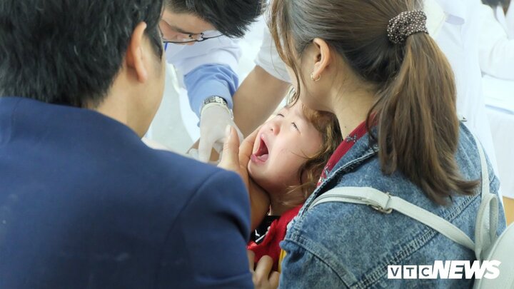 Không tin tưởng khám ở địa phương, phụ huynh Bắc Ninh bỏ tiền túi đưa con lên Hà Nội xét nghiệm sán lợn