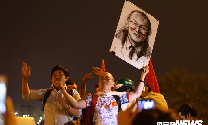 Ảnh: Khoảnh khắc hạnh phúc CĐV Việt Nam ăn mừng chiến thắng '4 sao' trước U23 Thái Lan