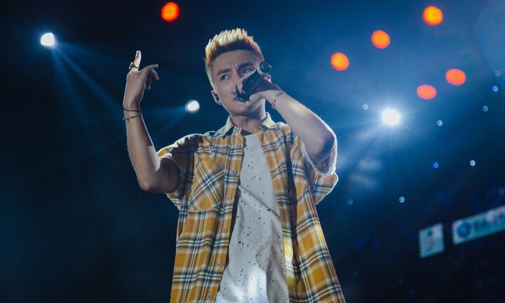 Sơn Tùng M-TP xuất hiện điển trai với kiểu tóc mới khiến hàng nghìn nữ sinh Hà thành thích thú