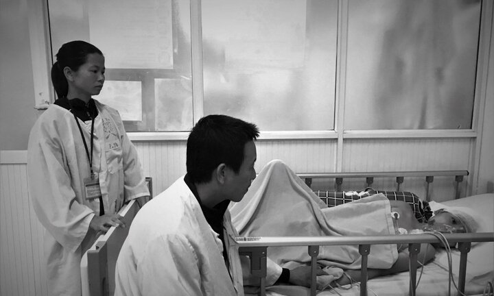 Cậu bé 13 tuổi ba lần phẫu thuật u não vẫn chưa tỉnh, bố mẹ nhịn ăn dành tiền chữa bệnh cho con