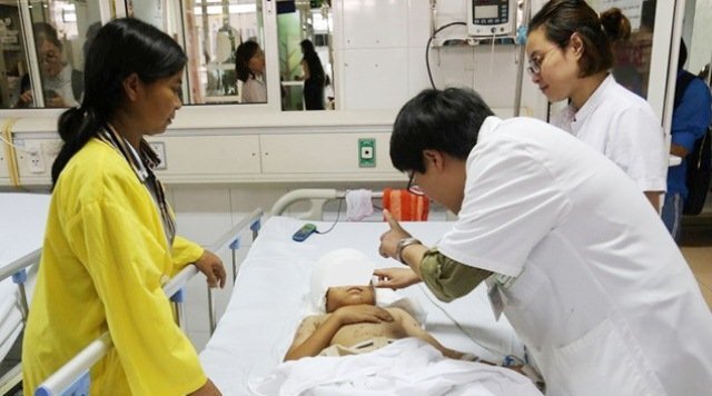 Bé trai 12 tuổi bị chó bécgie cắn xé thương tâm, mất da đầu và 2 tai