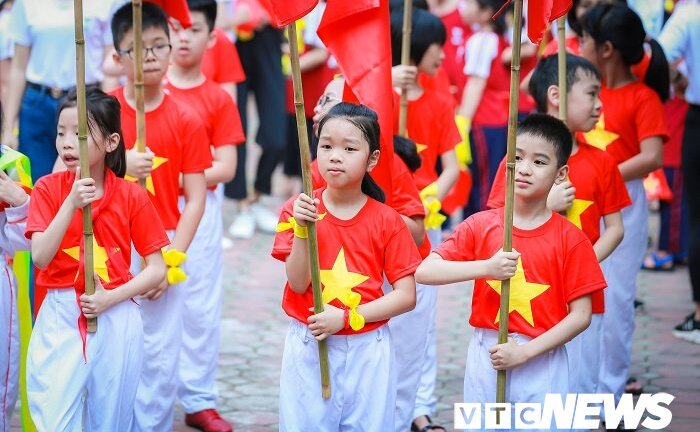 Ảnh: Học sinh Hà thành diện áo cờ đỏ sao vàng rực rỡ trong ngày hội thao