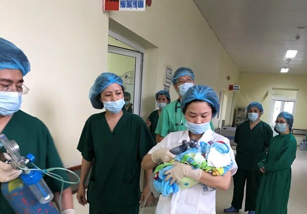 Mổ đẻ ở tư thế ngồi cho sản phụ mắc ung thư vú giai đoạn cuối