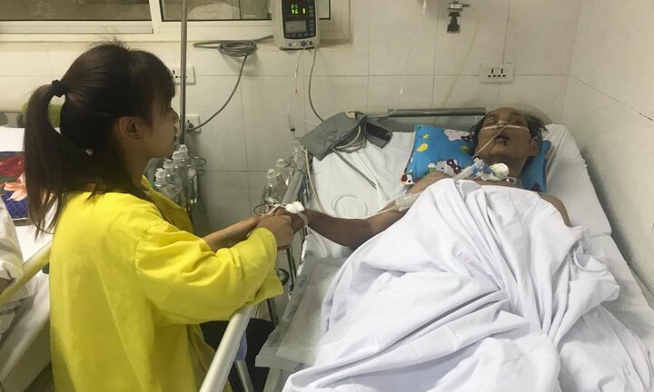 Xúc động cô con gái nhỏ ôm bàn tay bố sau phẫu thuật, mong bố tỉnh lại, nói cười như xưa