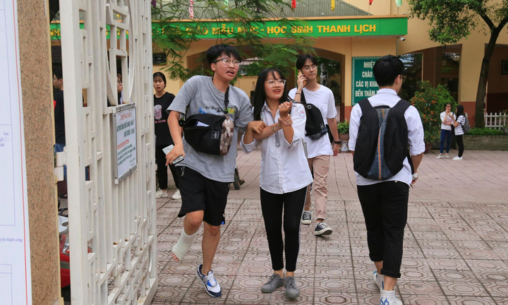 Thí sinh gãy chân, một mình nhảy lò cò đến làm thủ tục dự thi THPT Quốc gia 2019