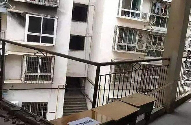 Gãy lan can, hai học sinh Trung Quốc rơi từ tầng 4 thương vong