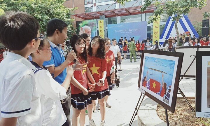 Xúc động hình ảnh lễ khai giảng hướng về biển đảo tại ngôi trường ở Hà Nội