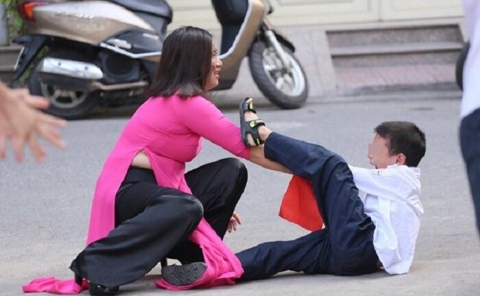 Chuyện xúc động đằng sau bức ảnh cậu bé gào khóc, 'giằng co' với cô giáo ngày khai giảng